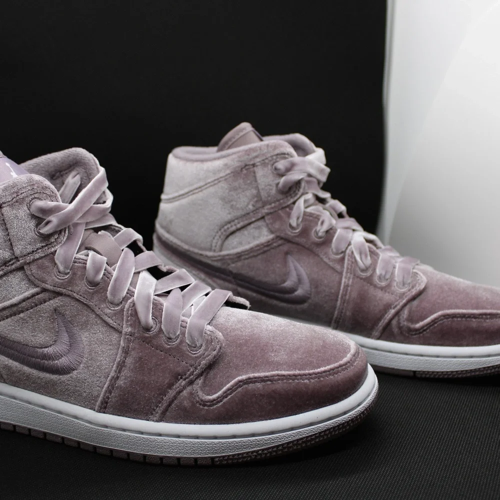 Women's Jordan 1 Mid SE Purple Smoke/White Size 9 - Picture 2 of 11